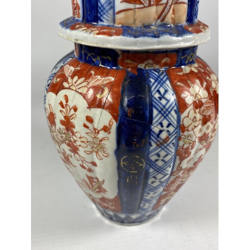 365 - A JAPANESE MEIJI PERIOD (1868-1912) IMARI LIDDED TEMPLE JAR / VASE, HEIGHT 22CM (A/F)