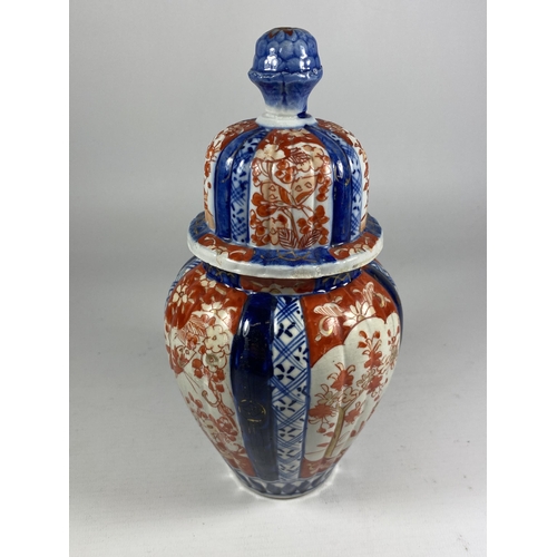 365 - A JAPANESE MEIJI PERIOD (1868-1912) IMARI LIDDED TEMPLE JAR / VASE, HEIGHT 22CM (A/F)