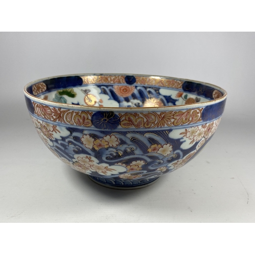 367 - A LARGE JAPANESE MEIJI PERIOD (1868-1912) IMARI PORCELAIN FRUIT BOWL, FLORAL AND DOUBLE RING MARK TO... 