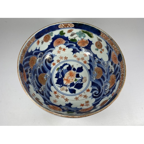 367 - A LARGE JAPANESE MEIJI PERIOD (1868-1912) IMARI PORCELAIN FRUIT BOWL, FLORAL AND DOUBLE RING MARK TO... 