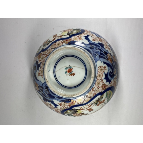 367 - A LARGE JAPANESE MEIJI PERIOD (1868-1912) IMARI PORCELAIN FRUIT BOWL, FLORAL AND DOUBLE RING MARK TO... 