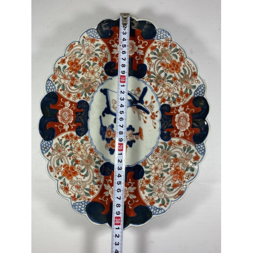 369 - A LARGE JAPANESE MEIJI PERIOD (1868-1912) IMARI SCALLOPED SERVING DISH, LENGTH 31CM