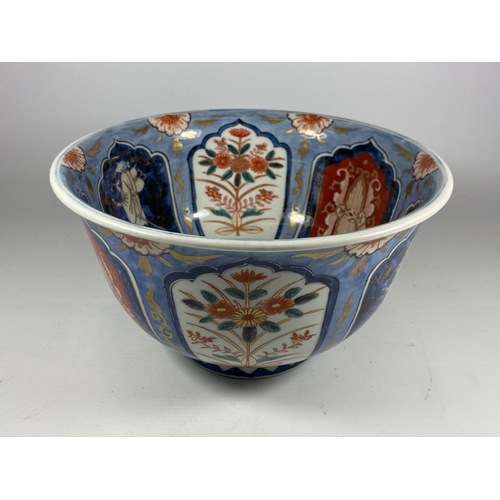 370 - A LARGE JAPANESE MEIJI PERIOD (1868-1912) IMARI BOWL WITH SIX CHARACTER MARK TO BASE, DIAMETER 25.5C... 