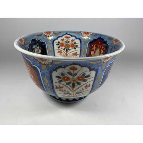 370 - A LARGE JAPANESE MEIJI PERIOD (1868-1912) IMARI BOWL WITH SIX CHARACTER MARK TO BASE, DIAMETER 25.5C... 