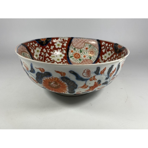 372 - A LARGE JAPANESE MEIJI PERIOD (1868-1912) IMARI FRUIT BOWL WITH RED ENAMELLED FLORAL DESIGN, DIAMETE... 