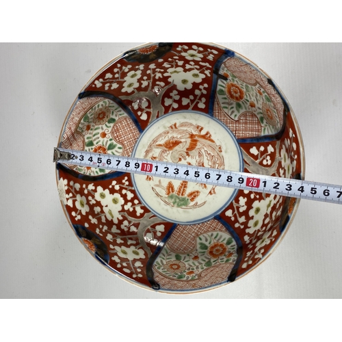 372 - A LARGE JAPANESE MEIJI PERIOD (1868-1912) IMARI FRUIT BOWL WITH RED ENAMELLED FLORAL DESIGN, DIAMETE... 