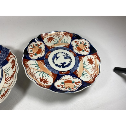 373 - A PAIR OF JAPANESE MEIJI PERIOD (1868-1912) IMARI SCALLOPED RIM PLATES