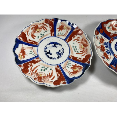 374 - A PAIR OF JAPANESE MEIJI PERIOD (1868-1912) IMARI SCALLOPED RIM PLATES