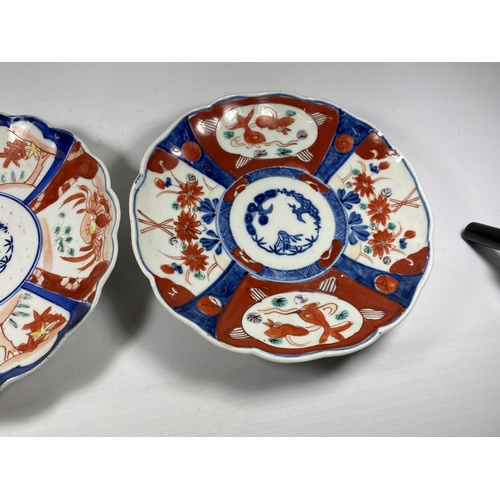 374 - A PAIR OF JAPANESE MEIJI PERIOD (1868-1912) IMARI SCALLOPED RIM PLATES