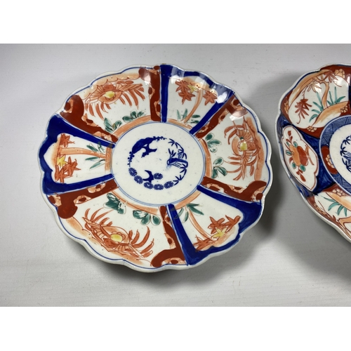 375 - A PAIR OF JAPANESE MEIJI PERIOD (1868-1912) IMARI SCALLOPED RIM PLATES