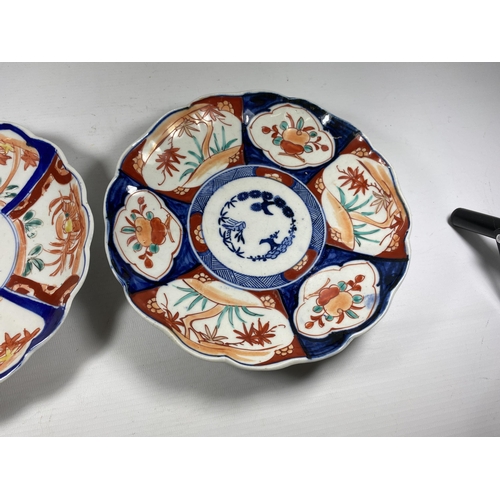 375 - A PAIR OF JAPANESE MEIJI PERIOD (1868-1912) IMARI SCALLOPED RIM PLATES