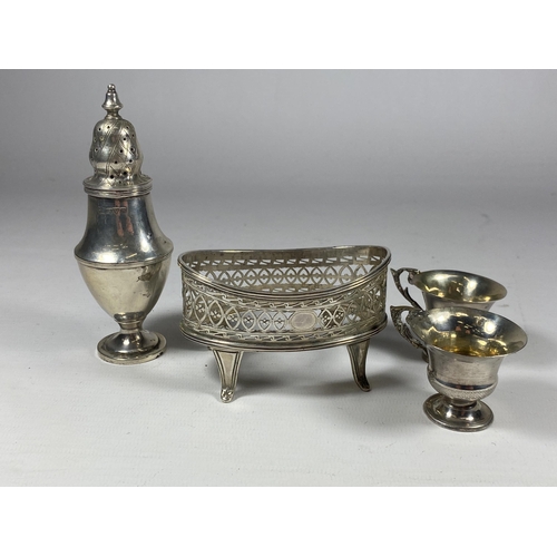 12 - A MIXED LOT OF SILVER TO INCLUDE CHESTER HALLMARKED PEPPERETTE, HEIGHT 12CM, SILVER PIERCED BASKET &... 