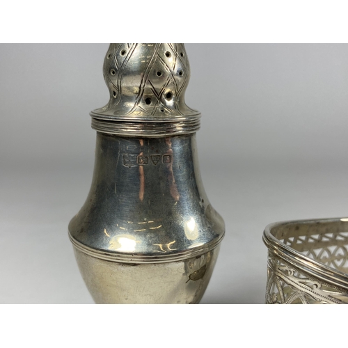 12 - A MIXED LOT OF SILVER TO INCLUDE CHESTER HALLMARKED PEPPERETTE, HEIGHT 12CM, SILVER PIERCED BASKET &... 