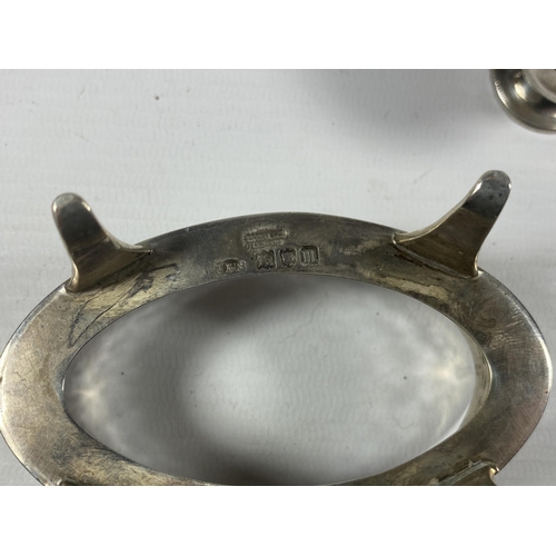 12 - A MIXED LOT OF SILVER TO INCLUDE CHESTER HALLMARKED PEPPERETTE, HEIGHT 12CM, SILVER PIERCED BASKET &... 