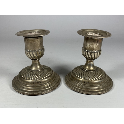 22 - A PAIR OF VICTORIAN HALLMARKED SILVER CANDLESTICKS WITH FLUTED BASE DESIGN, HEIGHT 9CM