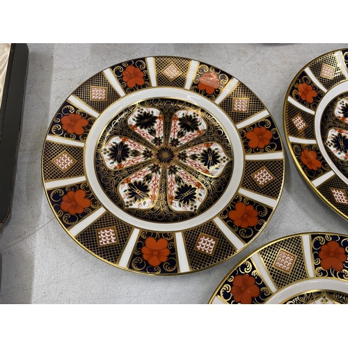 41 - A SET OF THREE ROYAL CROWN DERBY IMARI DINNER PLATES, DIAMETER 21CM