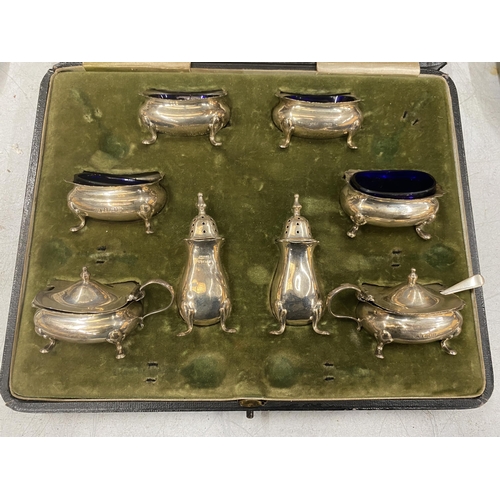 43 - A CASED BIRMINGHAM HALLMARKED SILVER CONDIMENT SET COMPRISING MUSTARD POTS, OPEN SALTS AND SALT AND ... 