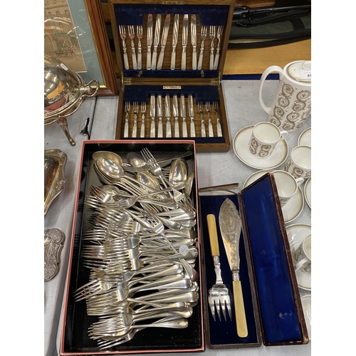 46 - A MIXED LOT OF SILVER PLATED ITEMS, BOX OF FLATWARE, MOTHER OF PEARL HANDLED CASED SET AND CASED FIS... 