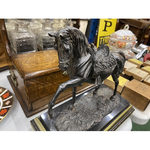 51 - A BRONZE EFFECT RESIN MODEL OF A RACE HORSE ON WOODEN AND BLACK MARBLE BASE, LENGTH 31CM