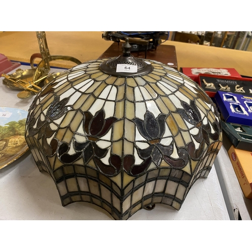 64 - A TIFFANY STYLE LEADED GLASS LAMP SHADE