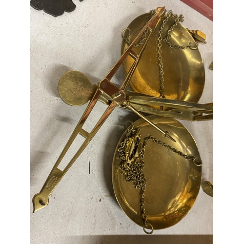 67 - A SET OF VINTAGE BRASS PAN BANKERS SCALES