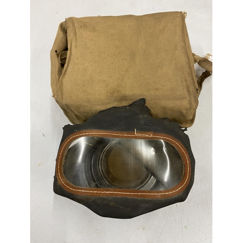 457 - A WORLD WAR II BOXED GAS MASK