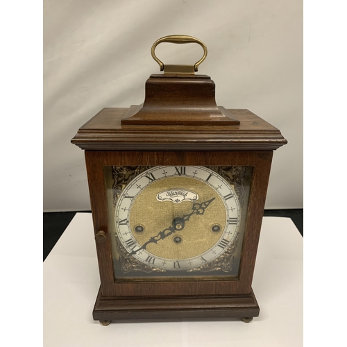 111 - A VINTAGE STYLE MAHOGANY CASED MANTLE CLOCK WITH GILT FACE HEIGHT 27CM