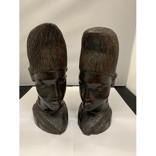 113 - A PAIR OF CARVED HARDWOOD AFRICAN STYLE BUSTS HEIGHT 25CM