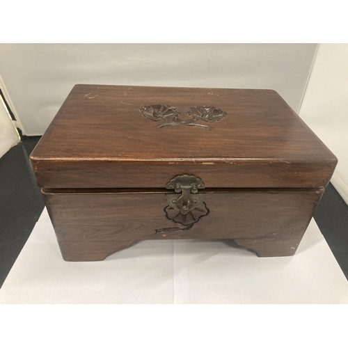 134 - A VINTAGE MAHOGANY BOX CONTAINING A QUANTOITY OF COSTUME JEWELLERY TO INCLUDE NECKLACES, BRACELETS, ... 