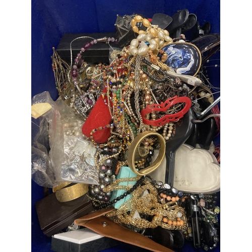 159 - A LARGE QUANTITY OF COSTUME JEWELLERY TO INCLUDE NECKLACES, BRACELETS, EARRINGS, BROOCHES, ETC