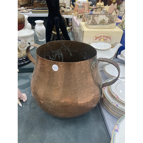 167 - THREE PIECES OF COPPER TO INCLUDE A LARGE HANDLED POT, AN ARTS AND CRAFTS STYLE PLANTER AND A COFFEE... 