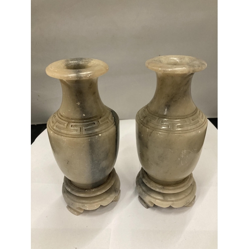 169 - A PAIR OF ONYX STYLE VASES WITH GREEK KEY DETAIL, HEIGHT 19CM