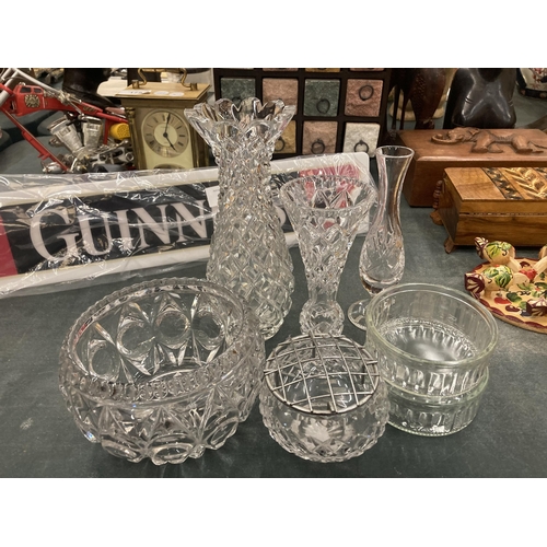 173 - A QUANTITY OF CUT GLASS ITEMS TO INCLUDE A ROSE BOWL, VASES, BOWLS, ETC