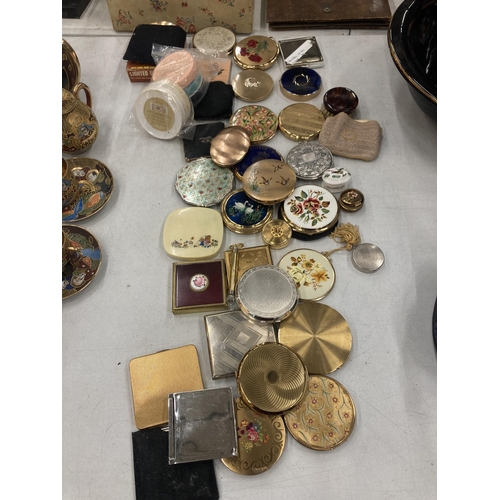 195 - A LARGE QUANTITY OF COMPACTS TO INCLUDE STRATTON, MANY WITH DECORATION TO THE TOP