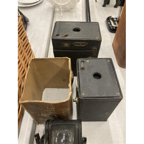 232 - A QUANTITY OF VINTAGE CAMERAS TO INCLUDE AN EASTMAN KODAK NO 2 BROWNIE IN ORIGINAL CARDBOARD SLEEVE,... 