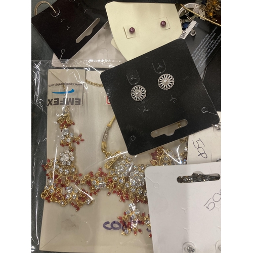 260 - A LARGE QUANTITY OF COSTUME JEWELLERY TO INCLUDE NECKLACES, BRACELETS, EARRINGS, BROOCHES, ETC