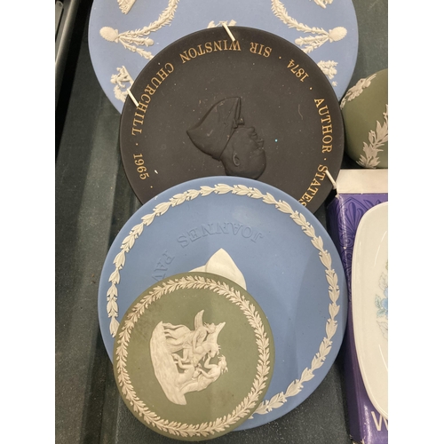 264 - A QUANTITY OF WEDGWOOD JASPERWARE TO INCLUDE PLATES, TRINKET BOX, ETC IN BLUE AND GREEN PLUS A BLACK... 