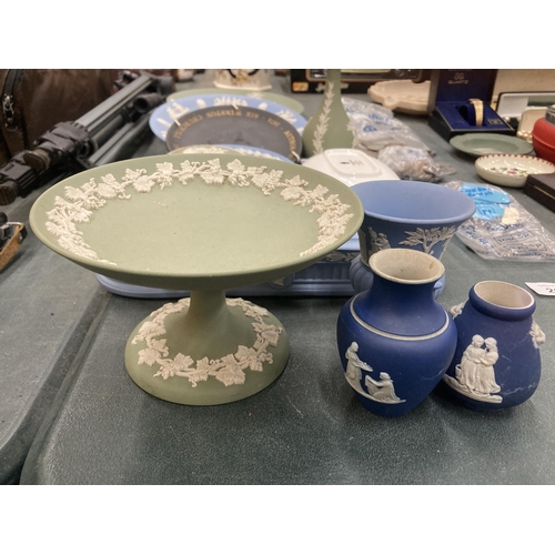 264 - A QUANTITY OF WEDGWOOD JASPERWARE TO INCLUDE PLATES, TRINKET BOX, ETC IN BLUE AND GREEN PLUS A BLACK... 