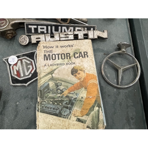 285 - A QUANTITY OF CAR RELATED ITEMS TO INCLUDE A MERCEDES BONNET BADGE, TRIUMPH, AUSTIN AND M G CAR BADG... 