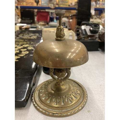 243 - A MIXED LOT TO INCLUDE A BRASS SHOP DESK BELL, BLACK AND FLORAL LACQUERED WALL PLAQUES, A JACOB & CO... 