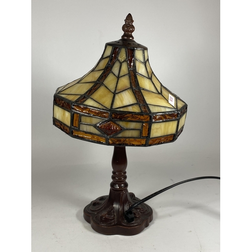 88 - A VINTAGE TIFFANY STYLE LEADED GLASS TABLE LAMP, HEIGHT 33CM