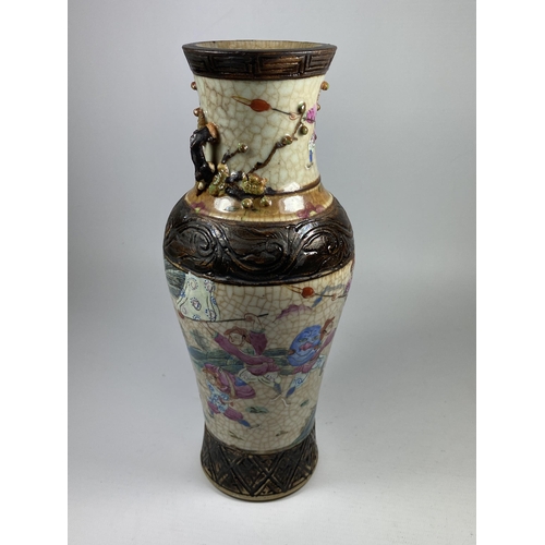 389 - A 19/20TH CENTURY CHINESE CRACKLE GLAZE WARRIOR DESIGN VASE, SEAL MARK TO BASE, HEIGHT 26CM