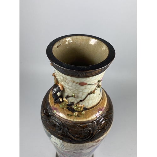 389 - A 19/20TH CENTURY CHINESE CRACKLE GLAZE WARRIOR DESIGN VASE, SEAL MARK TO BASE, HEIGHT 26CM