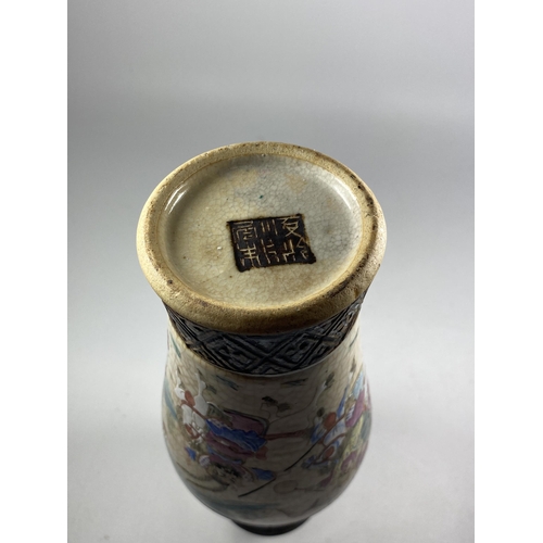 389 - A 19/20TH CENTURY CHINESE CRACKLE GLAZE WARRIOR DESIGN VASE, SEAL MARK TO BASE, HEIGHT 26CM