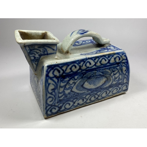 390 - A 19TH CENTURY MING STYLE CHINESE BLUE AND WHITE WATER CARRIER / VESSEL, LENGTH 18CM