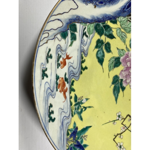 392 - A LARGE JAPANESE MEIJI PERIOD (1868-1912) CHARGER DEPICTING FISH IN A LAKE, DIAMETER 46CM