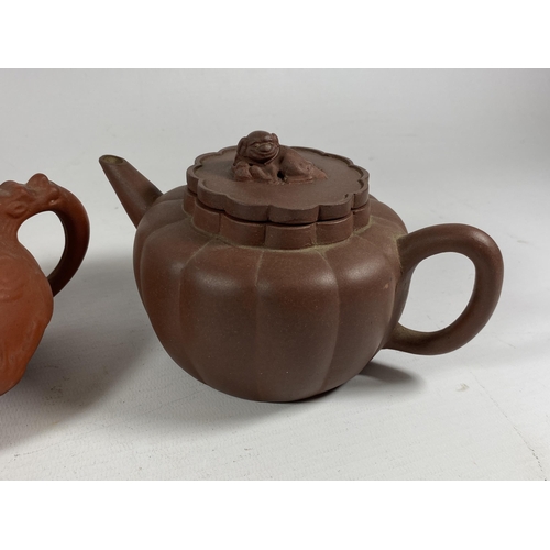 393 - A GROUP OF THREE CHINESE YIXING CLAY TEAPOTS, LARGEST 10.5CM