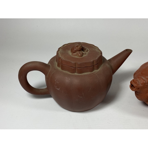 393 - A GROUP OF THREE CHINESE YIXING CLAY TEAPOTS, LARGEST 10.5CM