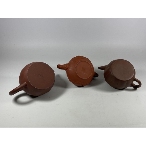 393 - A GROUP OF THREE CHINESE YIXING CLAY TEAPOTS, LARGEST 10.5CM