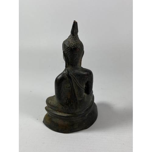 399 - A SINO TIBETAN BRONZE MODEL OF A BUDDHA, HEIGHT 13CM